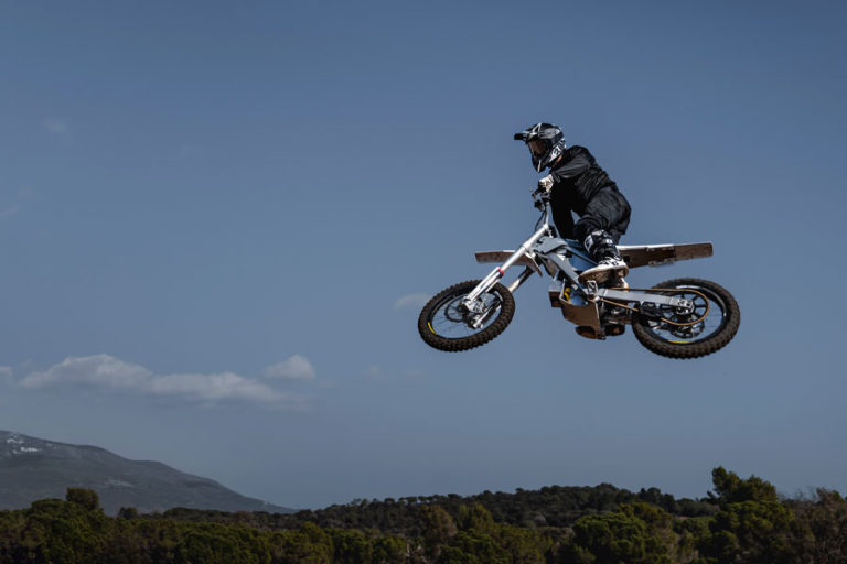 La nouvelle moto électrique CAKE Bukk est prête pour les aventures tout