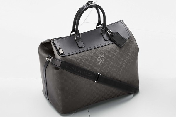 The tailor-made Louis Vuitton luggage set for the BMW i8 made from carbon  fibre: small “Weekender PM i8“. (08/2014)