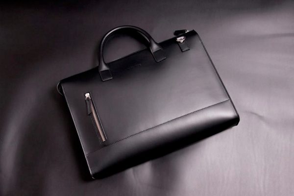 Les Ateliers Auguste présente leurs premiers sacs tout cuir