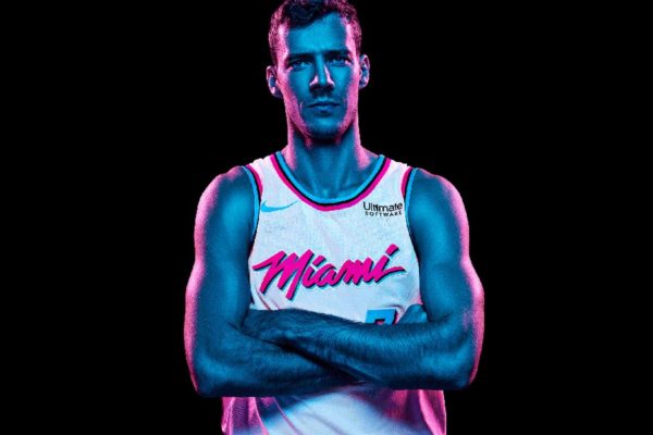 Miami Heat présente son maillot "Vice City Edition"