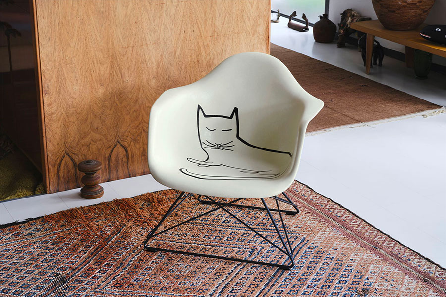 Vitra édition limitée Eames Fiberglass Armchair with Steinberg Cat