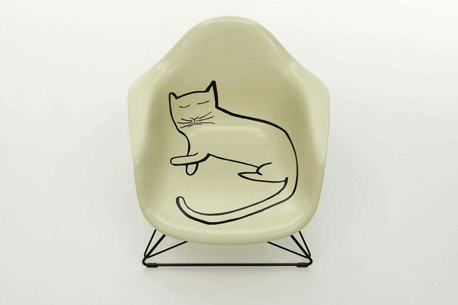 Vitra édition limitée Eames Fiberglass Armchair with Steinberg Cat